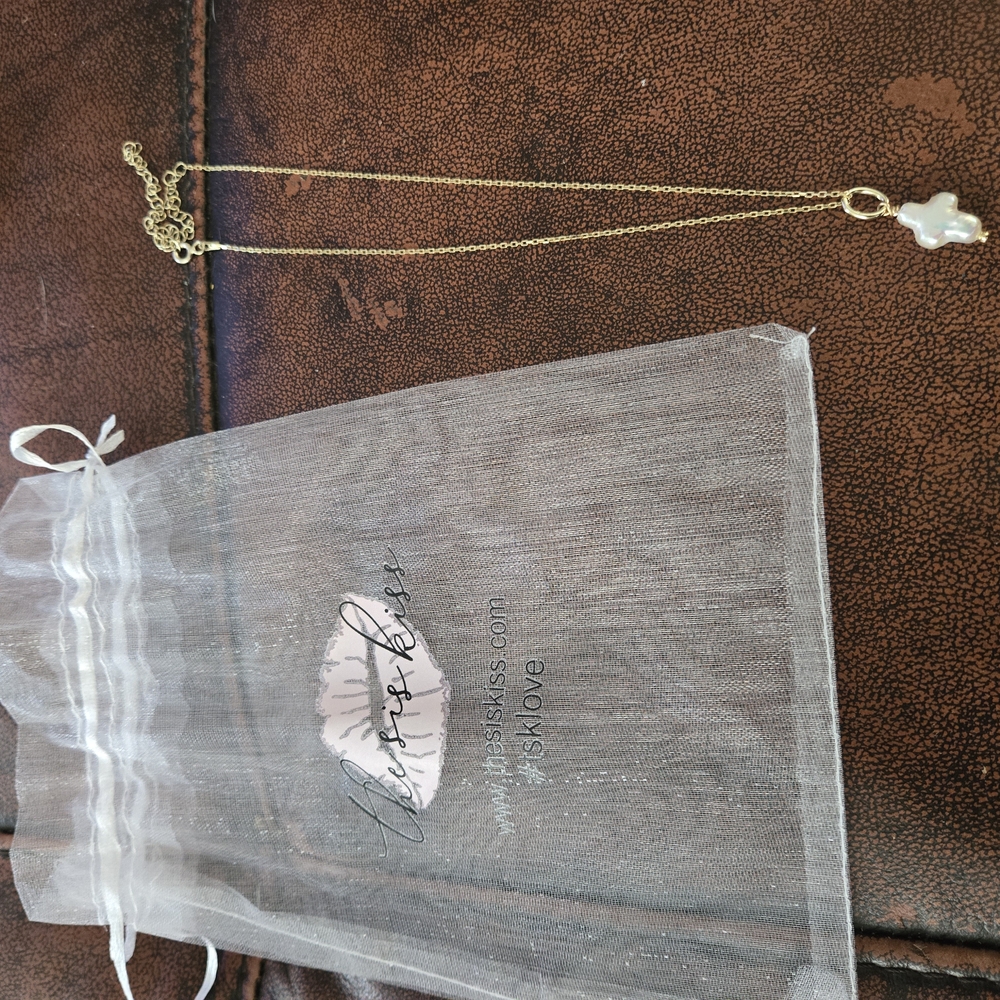 Elegant Gold Necklace with White Pendant